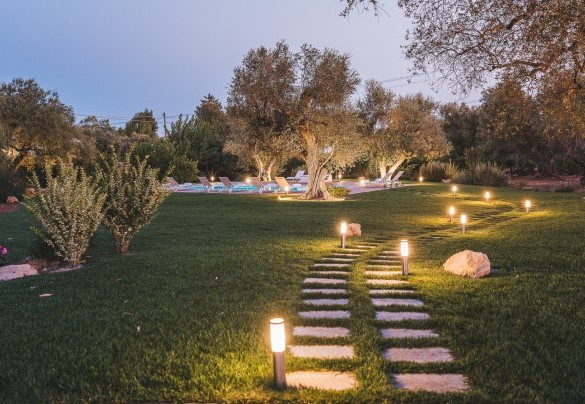 The manicured lawn with its stone walkways -Trulli Biancapetra
