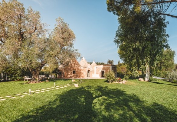 The majestic pine tree and two eucalyptus trees dominate the 500 meters of lawn -Trulli Biancapetra