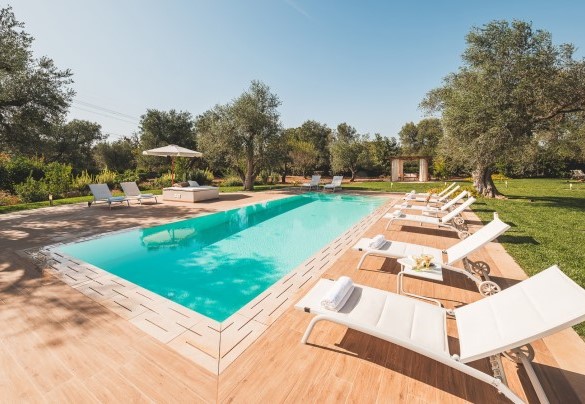 The pool with comfortable Roman staircase and cushion ensures moments of relaxation -Trulli Biancapetra