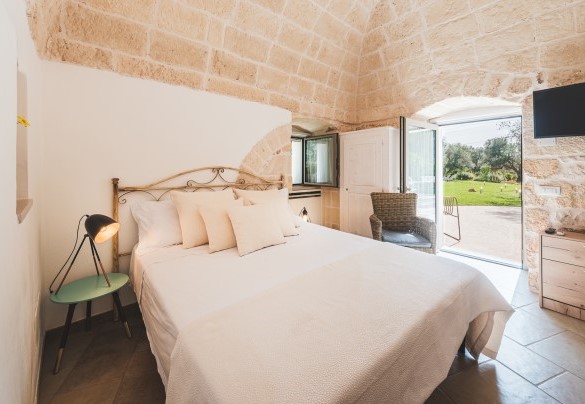Double bedroom n.3 with direct access to outside -Trulli Biancapetra