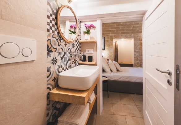 Ensuite bathroom with shower n.2 -Trulli Biancapetra