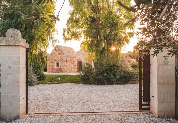 The completely autonomous and separate gated access to the property -Trulli Biancapetra