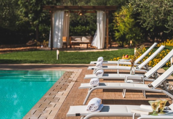 The comfortable sunbeds arranged along the pool and for exclusive use -Trulli Biancapetra