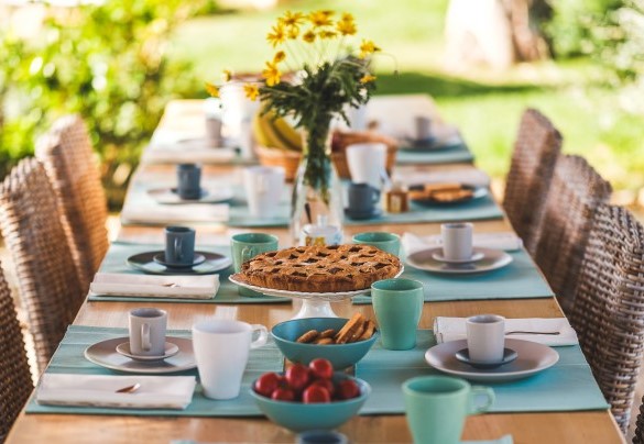 The table under the outdoor gazebo prepared for outdoor breakfasts -Trulli Biancapetra