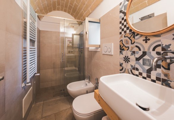 Ensuite bathroom with shower n.2 -Trulli Biancapetra