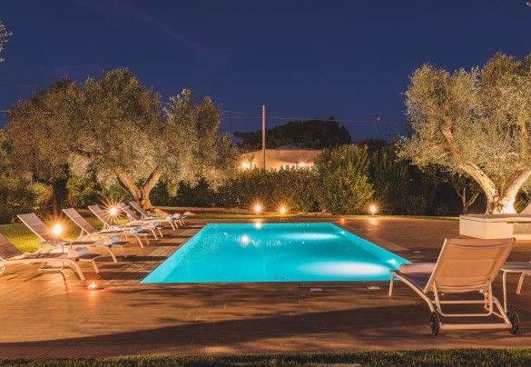 The pool equipped with both indoor and outdoor lighting -Trulli Biancapetra