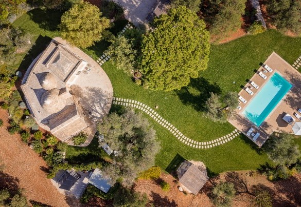 The property with its stone walkways -Trulli Biancapetra