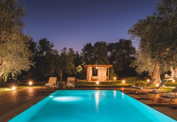 The equipped gazebo of the illuminated pool for exclusive use -Trulli Biancapetra