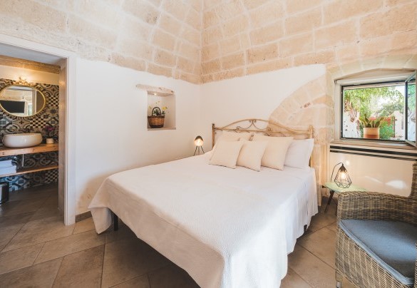 Double bedroom n.3 with ensuite bathroom with shower n.3 -Trulli Biancapetra