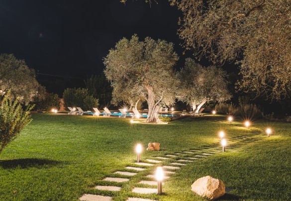 The fully illuminated park for exclusive use -Trulli Biancapetra