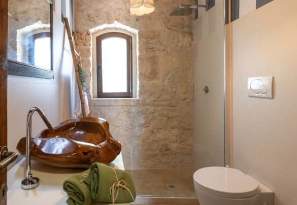 The full-service bathroom with shower at Trulli Littoria – Trulli Littoria
