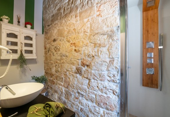 Detail of the en-suite bathroom in the master bedroom  –  Trulli Littoria