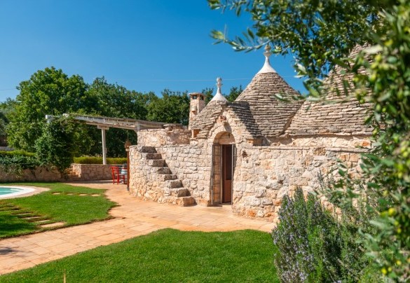 The main access to the trullo is adjacent to the swimming pool – Trulli Littoria
