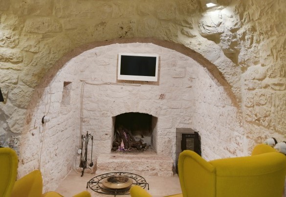 Il camino in pietra dell’alcova destinata al relax – Trulli Littoria