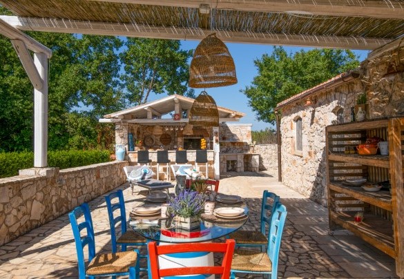 The Trulli's outdoor dining area is organised under a shady pergola adjacent to the bar - Trulli Littoria