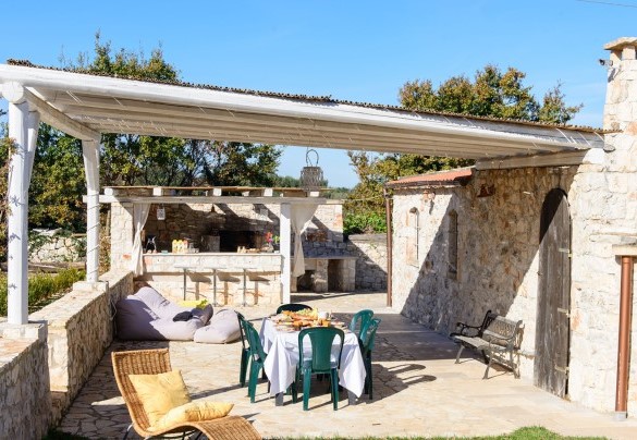 Il gazebo è ideale per pranzi e cene - Trulli Littoria