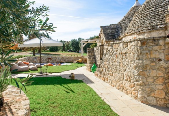 Lo spazio verde adiacente la casa arricchito da una deliziosa piscina circolare - Trulli Littoria