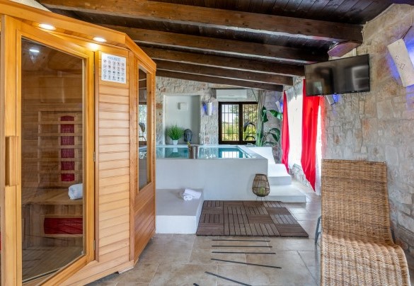 The indoor spa is equipped with a suana and a characteristic whirlpool bath carved out of stone - Trulli Littoria