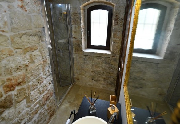 Bagno en-suite con doccia della camera matrimoniale padronale - Trulli Littoria