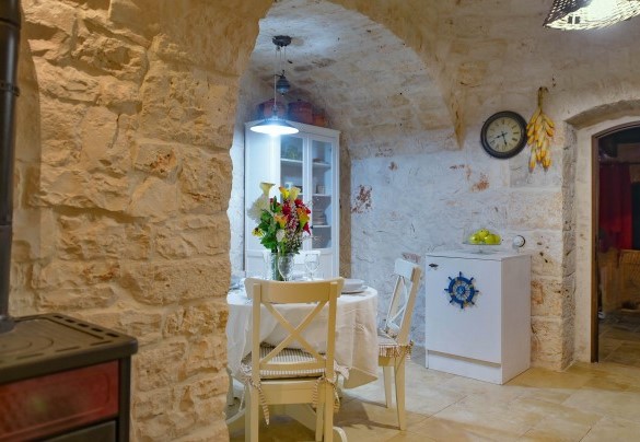 Sala da pranzo nella alcova in pietra del trullo - Trulli Littoria