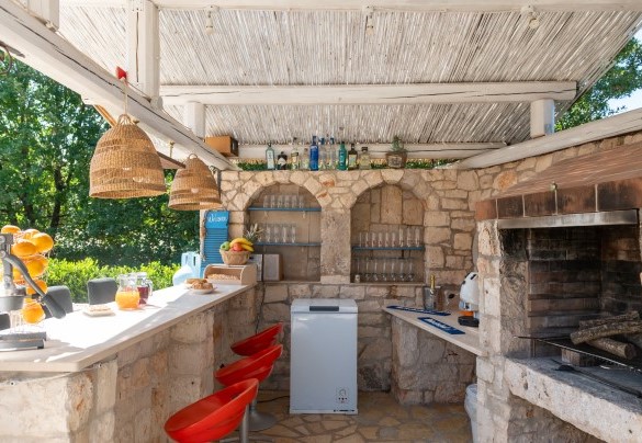 The equipped outdoor bar is ideal for convivial moments in the open air both day and night – Trulli Littoria