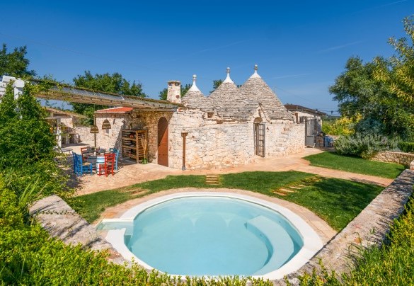 The distinctive round pool is located right next to the Trulli – Trulli Littoria