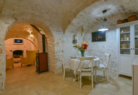 La sala da pranzo e il salottino sono realizzati in due trulli comunicanti - Trulli Littoria