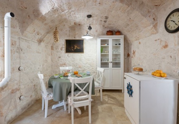 The dining area in the kitchen is a pretty corner with a reminder of the past – Trulli Littoria