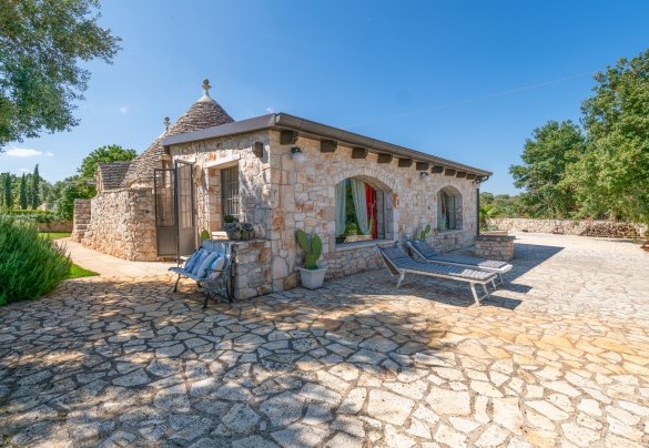The spacious outdoor solarium area adjacent to the indoor spa – Trulli Littoria 