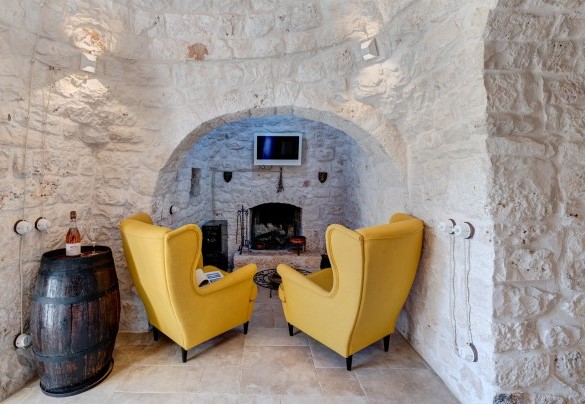 Small stone relaxation corner with fireplace in the first trullo – Trulli Littoria