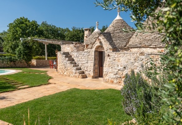 L’accesso principale al trullo è adiacente alla piscina – Trulli Littoria