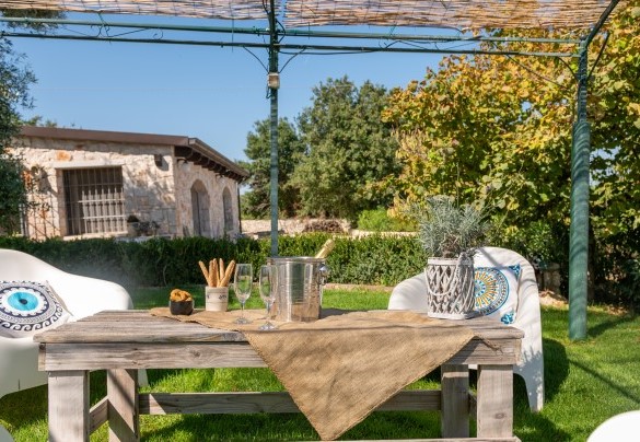 The rustic gazebo adjacent to the property allows for relaxing moments surrounded by nature – Trulli Littoria