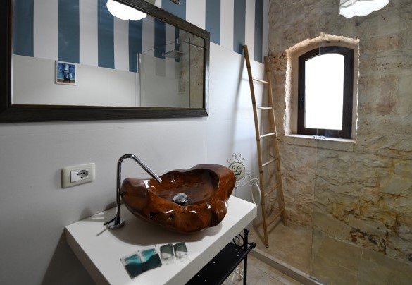 Il bagno con doccia adiacente alla camera matrimoniale - Trulli Littoria