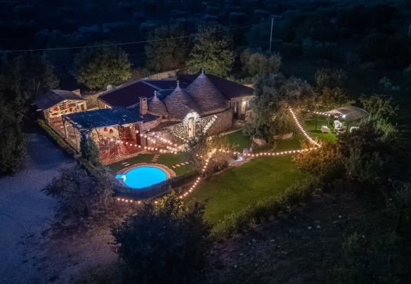 The characteristic illuminations make the exterior of Trulli Littoria magical at nightfall – Trulli Littoria