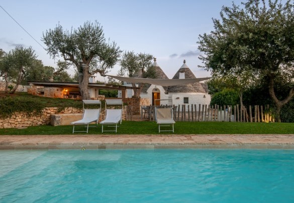 La piscina dista pochi metri dalla villa - Trullo Luna
