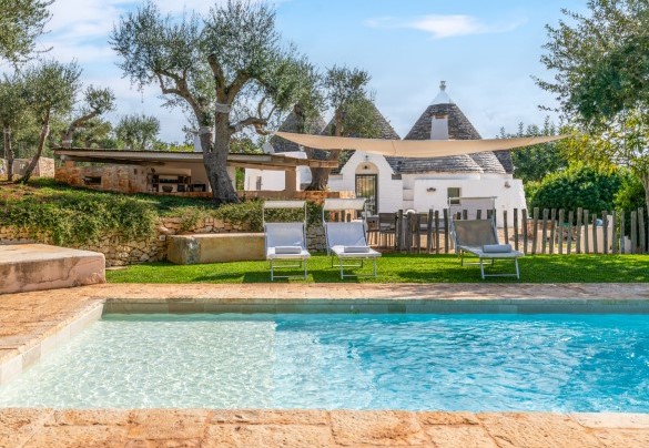 La piscina dista pochi metri dalla villa - Trullo Luna