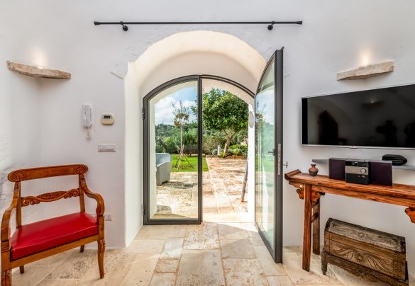 La living che affaccia sul salotto esterno - Trullo Luna