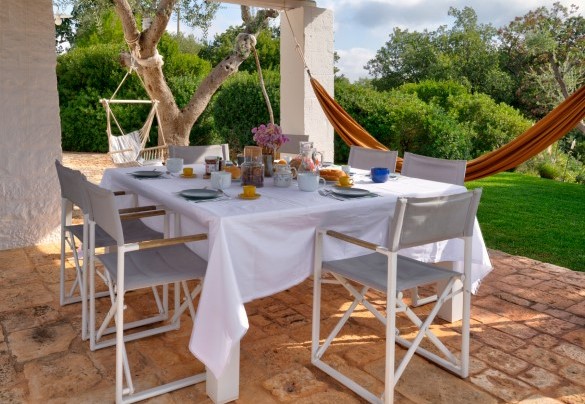 Il tavolo da pranzo sotto il pergolato - Trullo Luna