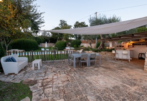 Il salotto esterno nei pressi della piscina - Trullo Luna