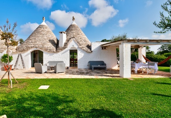 Il salotto esterno all'ingresso della villa - Trullo Luna