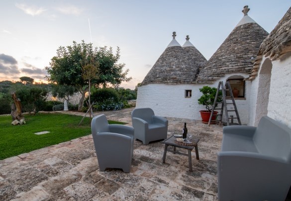 Il salotto esterno all'ingresso della villa - Trullo Luna