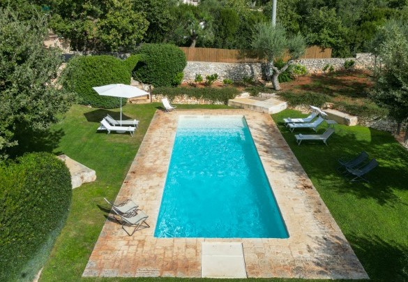 La zona prendisole della piscina - Trullo Luna