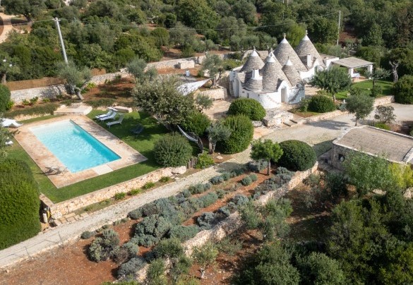 La piscina misura 14 x 4 m - Trullo Luna