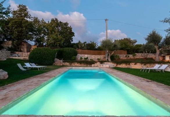La zona piscina di sera - Trullo Luna