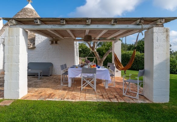 Il pergolato col tavolo da pranzo - Trullo Luna