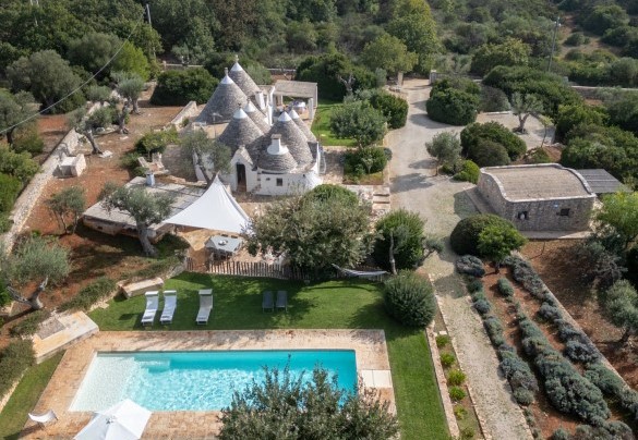 La zona prendisole della piscina - Trullo Luna