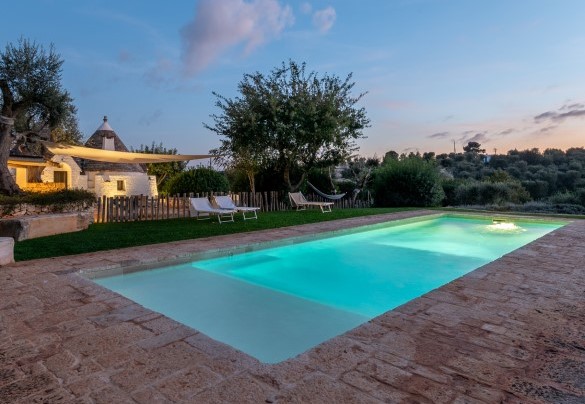 La zona piscina di sera - Trullo Luna
