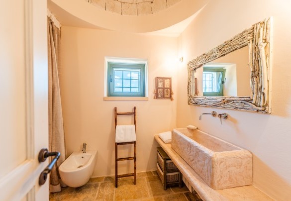 En suite bathroom with shower no. 1 - Trullo Magnifico