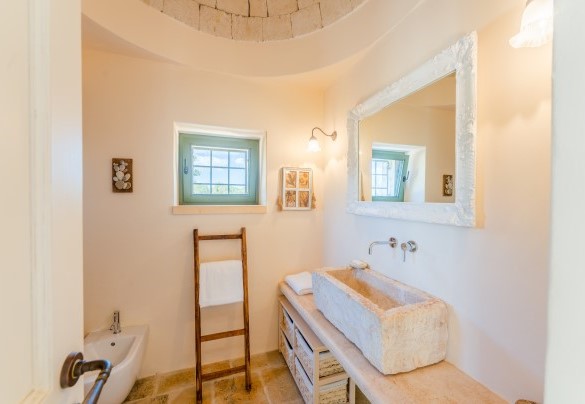 En suite bathroom with shower no. 3 – Trullo Magnifico