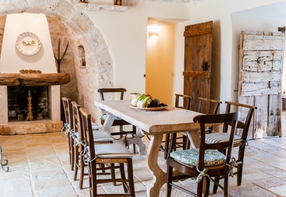 Open space living area with dining table - Trullo Magnifico